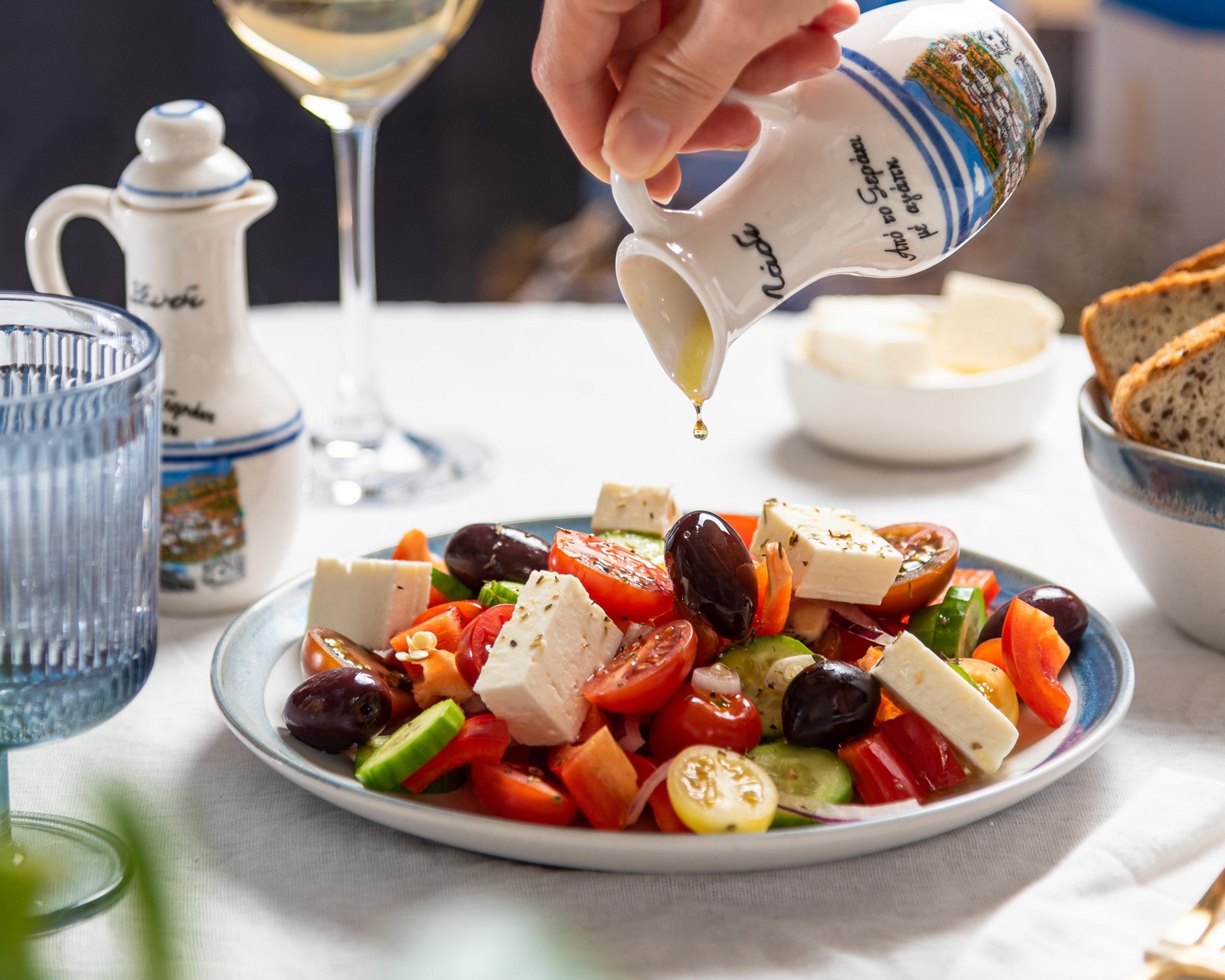Salada fresca com legumes, azeite e queijo — alimentação saudável e equilibrada